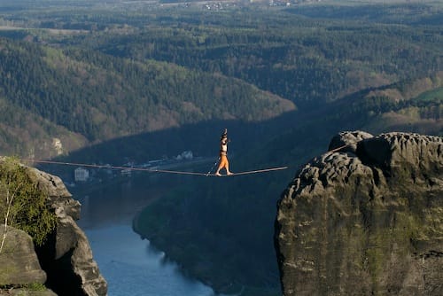 Highline im Sandstein